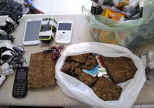 Técnico de enfermagem é preso acusado de repassar drogas e celulares para reeducando