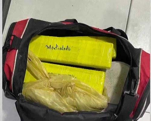 Mais de 40 kg de drogas foram apreendidos em casa abandonada; os suspeitos fugiram
