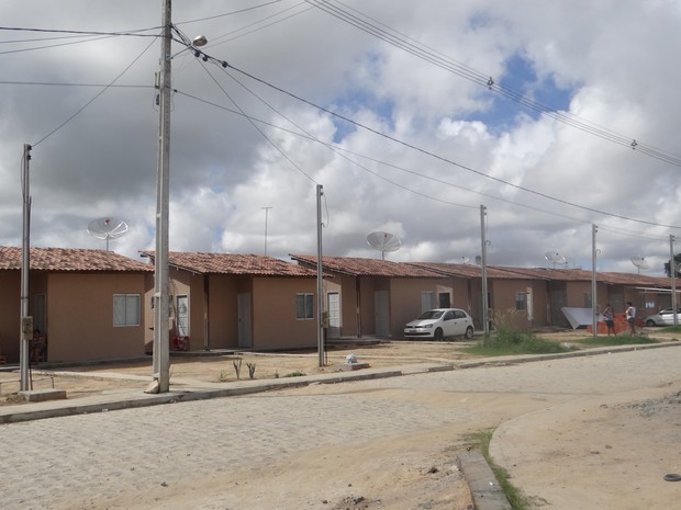 Briga de vizinhos termina com morte a facadas na porta de casa