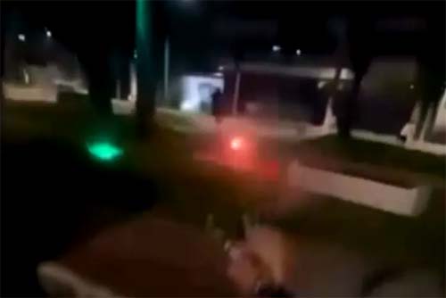 Jovens são flagrados em “duelo” com fogos de artifício na orla da Ponta Verde, em Maceió