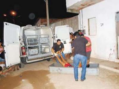 Pistoleiros executam dois dentro de residência