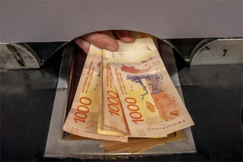 Argentina aperta regras cambiais para bancos em tentativa de conter inflação antes das eleições