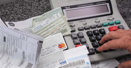 Equipe da USP orienta quem busca financiamento ou está endividado