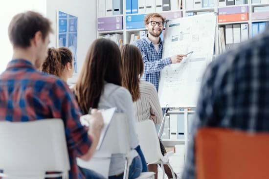 IDH: brasileiras estudam mais, mas ganham menos que homens