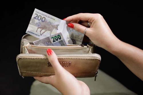 61% dos brasileiros tiveram a fonte de renda prejudicada pela pandemia