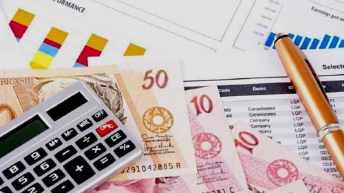 Economia parada deixa brasileiro refém das dívidas