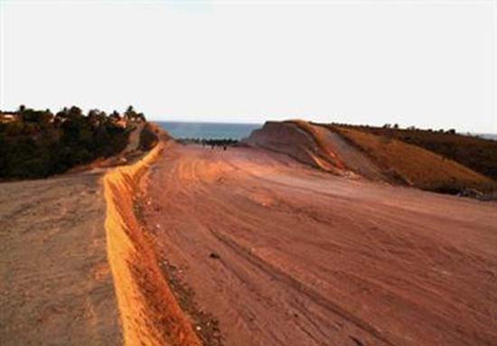 Polícia encontra um morto e outro ferido na entrada da Ecovia Norte