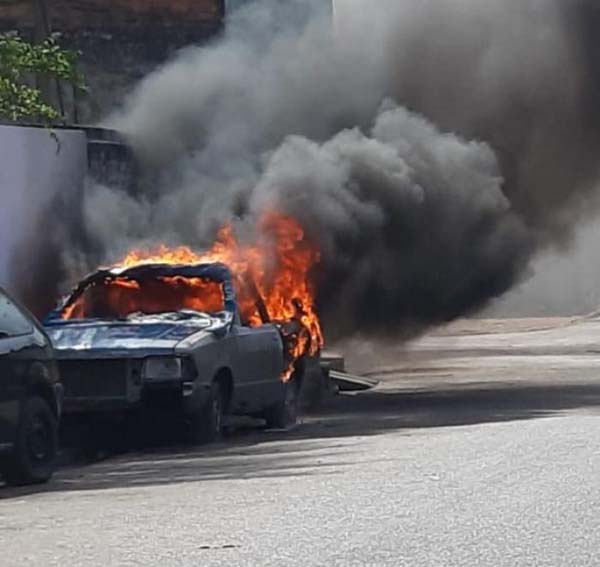 Carro explode no centro da cidade de São Miguel dos Campos