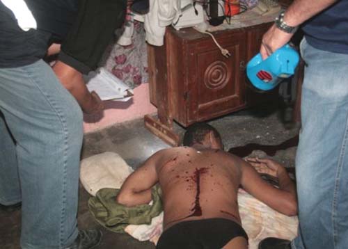 Vendedor de telefones celulares é executado com 27 tiros com a esposa grávida dormindo ao lado