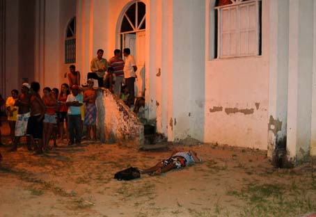 Usuário é morto a tiros em escadaria de igreja evangélica em São Miguel dos Campos