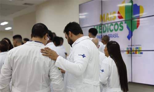 Governo lança auxílio mensal para estudantes carentes de Medicina