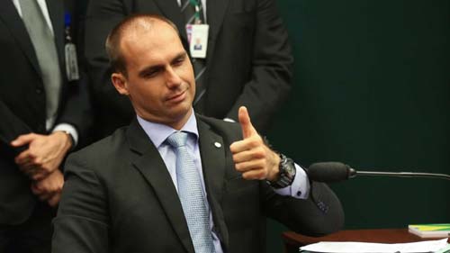 Eduardo Bolsonaro quer decreto presidencial para acesso a armas
