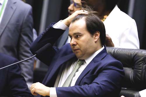 Crise com partido do presidente não pode contaminar votações na Câmara, diz Maia