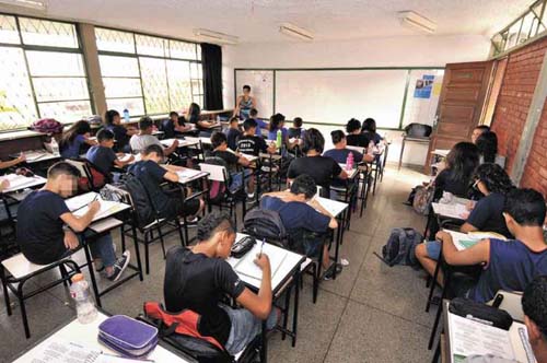 Parceria tenta tirar educação do vermelho