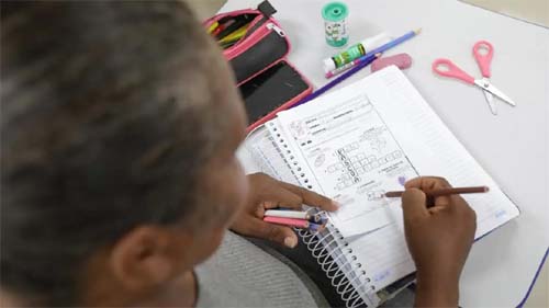 'Alfabetização não é luxo': Como reduzir a taxa de analfabetismo em adultos