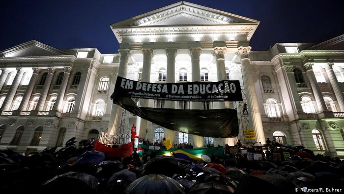 Ex-ministros da Educação se unem contra cortes