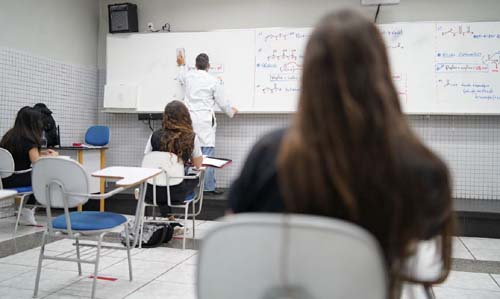 Ações de educação sobem com otimismo do mercado: dá para voltar a investir?