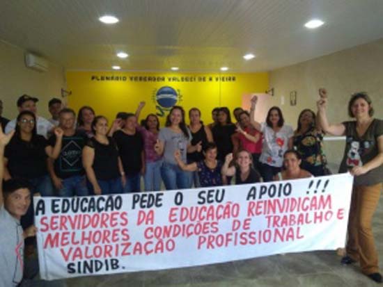 Servidores da Educação de Ibateguara deflagram greve por tempo indeterminado