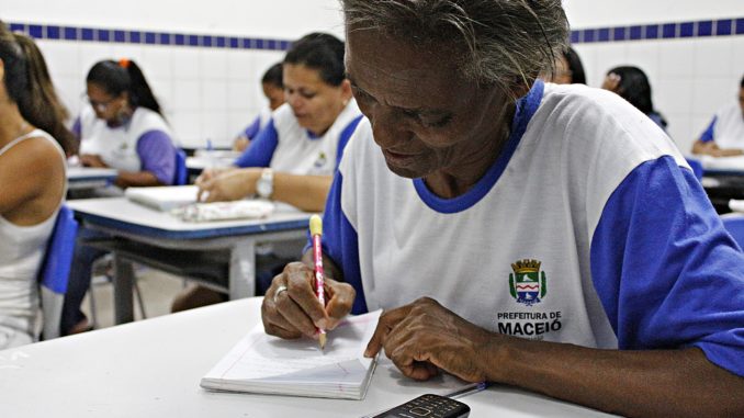 Grupo de pesquisa em Educação de Jovens e Adultos promove palestras