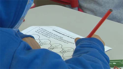 Conheça estratégias de alfabetização em escolas públicas que lutam para evitar que crianças cheguem aos 8 anos sem saber ler 'vovô'