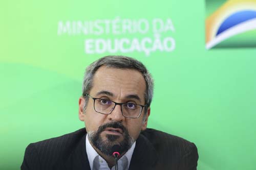 Em ofício, MEC pede ensino com diversidade de teorias e versões