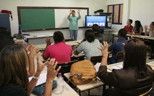 Educação lança edital de concurso para monitores