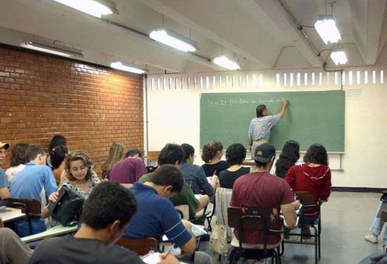 Brasil amplia investimento em educação infantil, diz OCDE