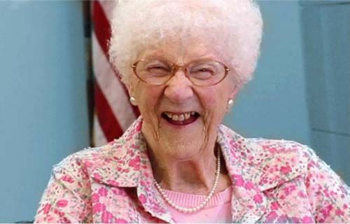 Usuária do Facebook mais velha do mundo tem 105 anos