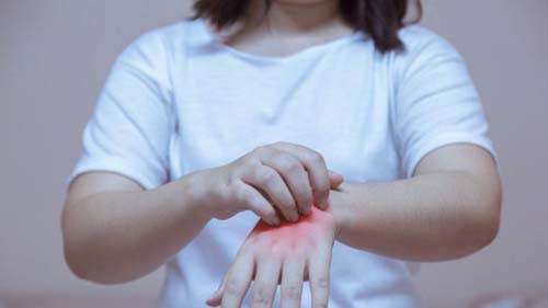 Espinhas, queda de cabelo e psoríase: como a pandemia do coronavírus está agravando problemas de pele