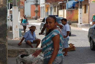 Mulher que jogo bebê em lixeira em Marechal é identificada