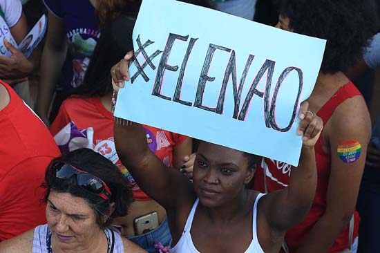 Bolsonaro cresce seis pontos entre mulheres após '#EleNão'