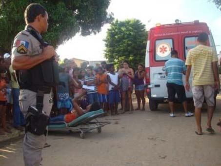 Marido tenta matar mulher a golpes de foice na Barra