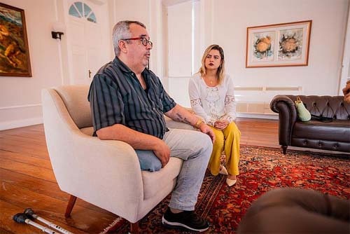 Idosa que teve perna amputada por erro médico vai receber casa adaptada do Governo