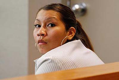 Mãe que colou mãos da filha na parede recebe sentença de 99 anos 