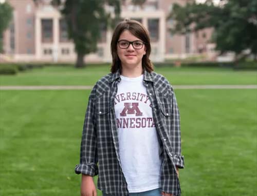 Jovem de 13 anos é o ‘Sheldon’ da vida real e em breve iniciará seu doutorado em física