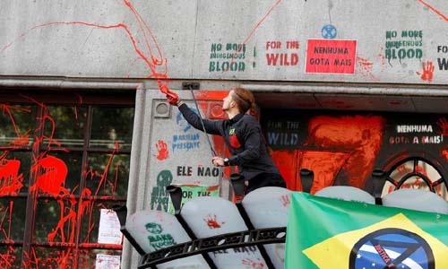 Embaixada do Brasil em Londres é alvo de protestos contra política ambiental do governo
