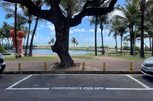 Veículos por aplicativo recebem áreas exclusivas para embarque e desembarque na orla