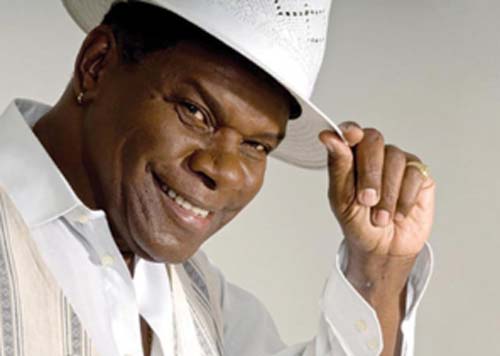 Cantor Emílio Santiago morre após sofrer um AVC 