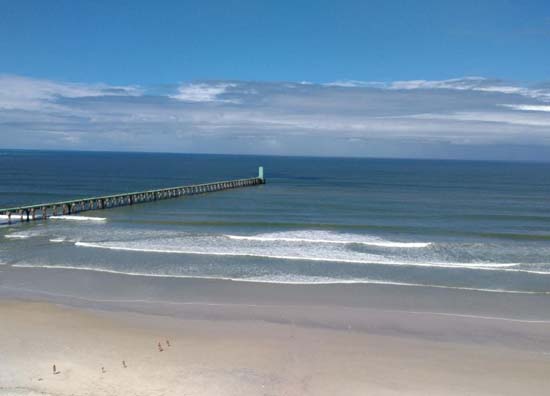 Bombeiros buscam adolescente de 14 anos que pulou do emissário submarino