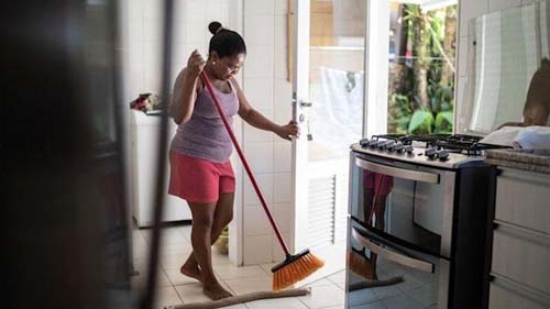 'Tinha patrão, hoje tenho cliente': as diferenças de ser doméstica no Brasil e nos EUA