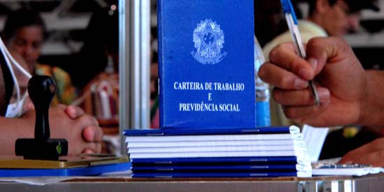 Brasil criou 221 mil empregos formais em 2017, após dois anos de queda