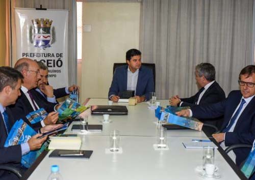 Prefeito Rui Palmeira recebe representantes de empresa espanhola