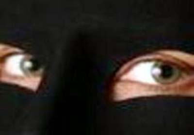 Encapuzado assassina estudante durante partida de futebol