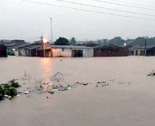 Atalaia amanhece debaixo d'água e deslizamento de terra é registrado em rodovia