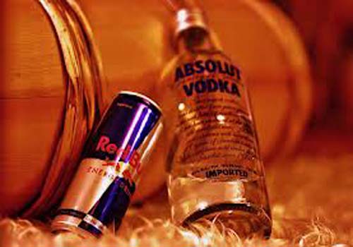 Beber vodcka com energetico pode ser mais perigoso do que se imagina