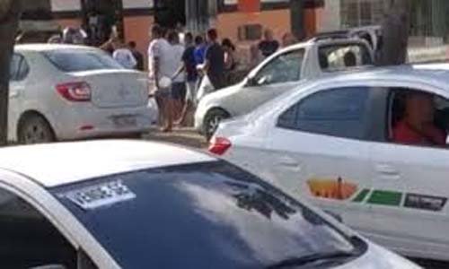 Enterro ao som de reggae chama atenção e causa congestionamento