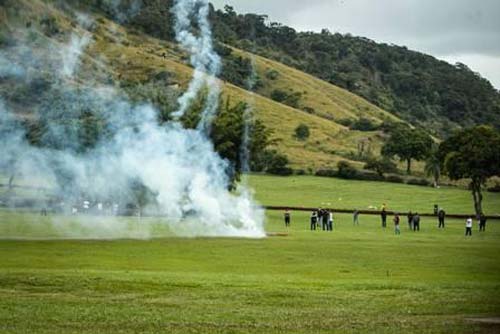 Enterro do miliciano Ecko tem queima de fogos de cinco minutos e pichação no muro do cemitério