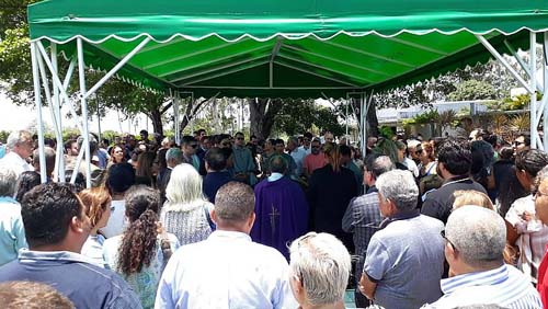 Amigos e familiares prestam última homenagem ao delegado Nilson Alcântara