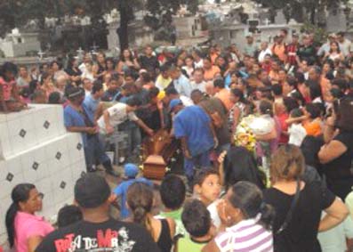Família cobra justiça durante sepultamento de taxista de 25 anos