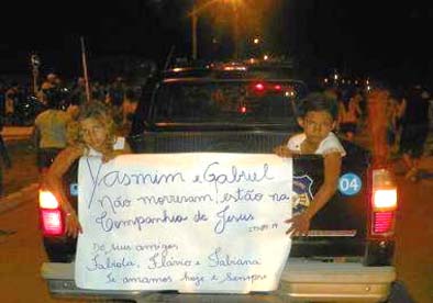 Comoção no enterro de crianças assassinadas; acusado sofreria depressão